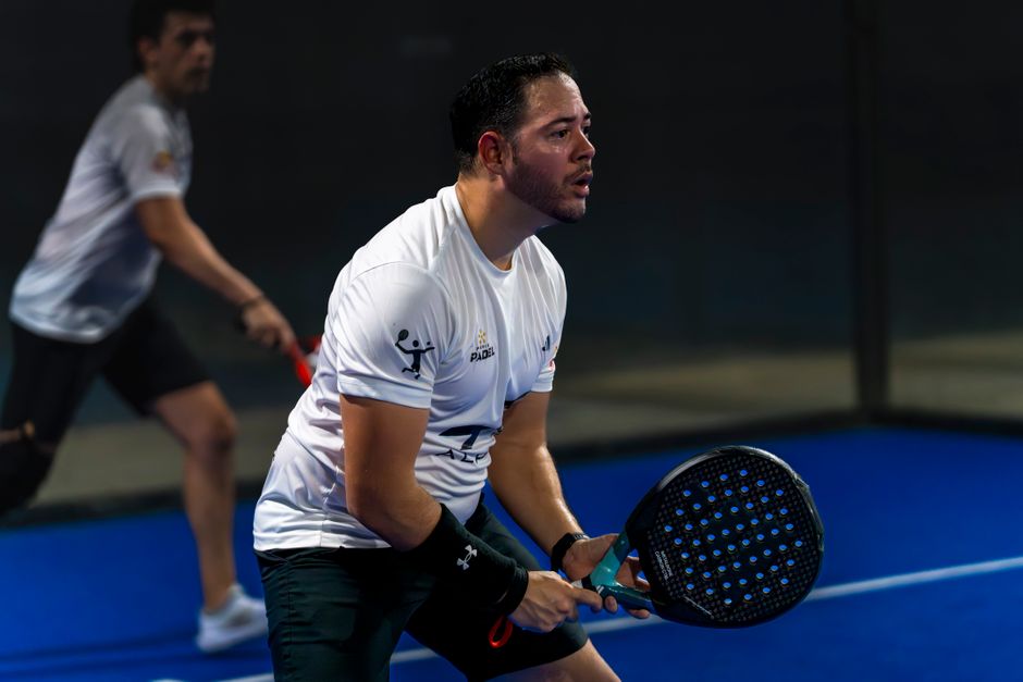 Een assortiment van topkwaliteit padelrackets van gerenommeerde merken, geschikt voor alle niveaus van spelers.