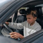 Een leerling achter het stuur tijdens autorijlessen in Hapert met een rijinstructeur.