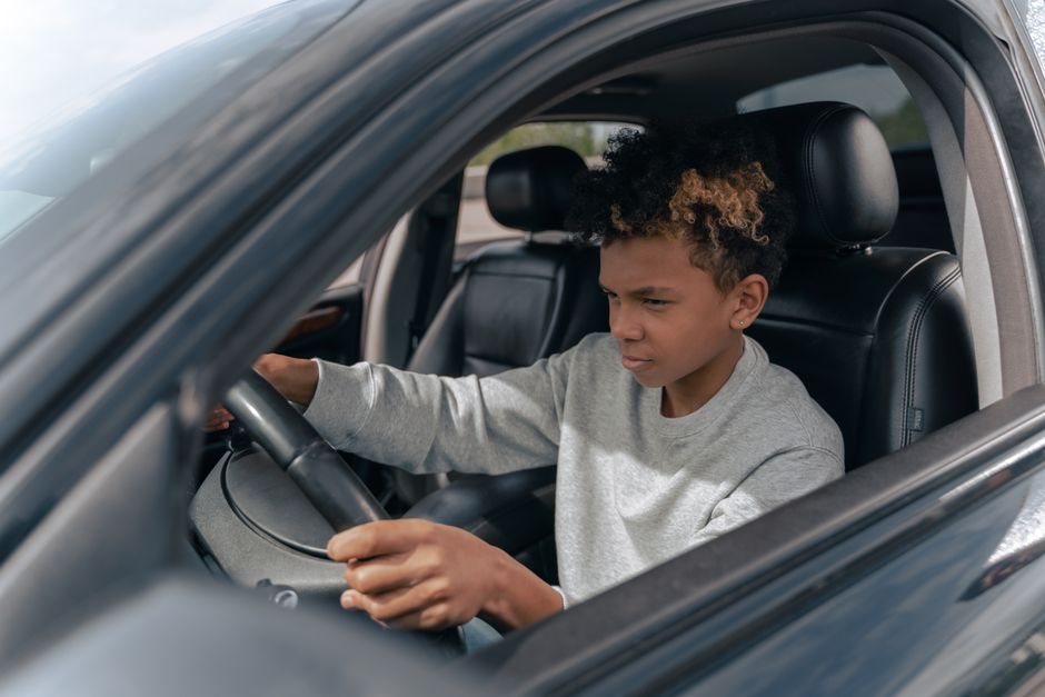 Een leerling achter het stuur tijdens autorijlessen in Hapert met een rijinstructeur.