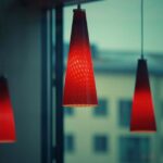 Stijlvolle design hanglamp boven een eettafel in een modern interieur.