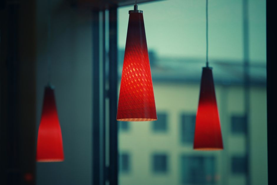 Stijlvolle design hanglamp boven een eettafel in een modern interieur.