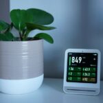 Een mini luchtreiniger in een moderne woonkamer die schone lucht biedt voor mensen met allergieën en astma.