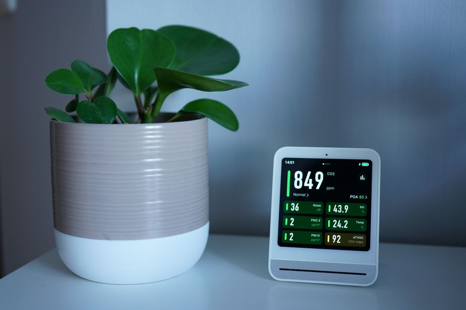 Een mini luchtreiniger in een moderne woonkamer die schone lucht biedt voor mensen met allergieën en astma.