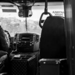Een buschauffeur die een volle bus veilig door de stad rijdt, met aandacht voor de verkeerssituatie.